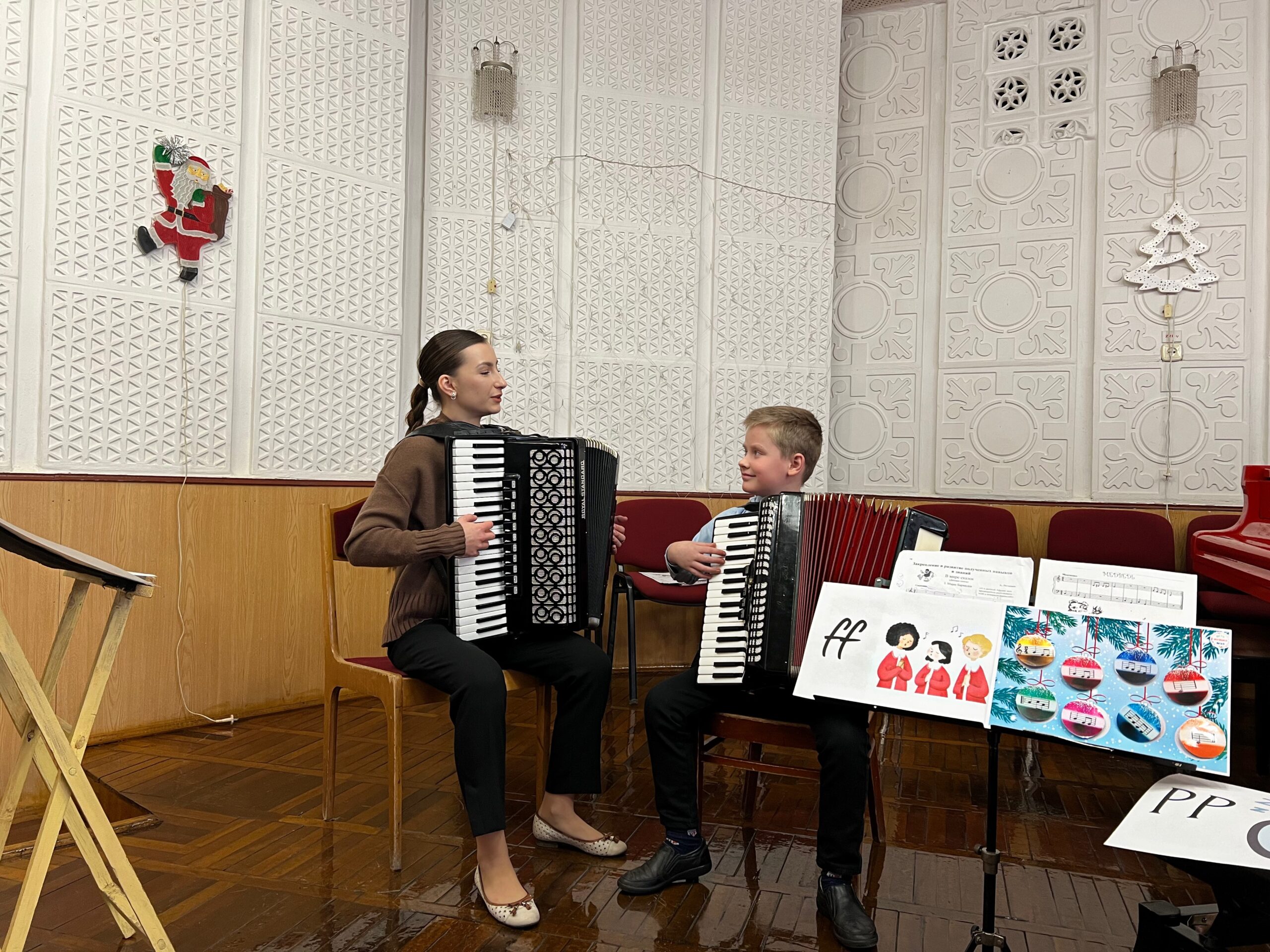 Подробнее о статье ✅28 декабря, состоялся открытый урок учителя народного отделения, Проваловой Д.А., с учеником 1 класса Чеботарёвым Матвеем.