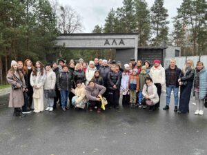 Подробнее о статье ✅В год 80 годовщины освобождения Республики Беларусь от фашистских захватчиков коллектив «Детской школы искусств №5 г.Гомеля» во главе с профсоюзным комитетом посетил важные, памятные места для Гомельской области: Мемориальный комплекс «Ола» и Монумент «Памятный знак Багратион».