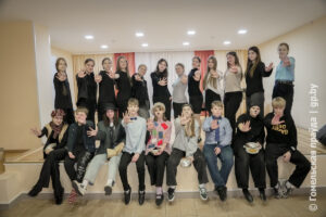 Подробнее о статье Накануне Дня театра в гостях у театрального отделения ДШИ №6 побывал корреспондент “Гомельской правды”