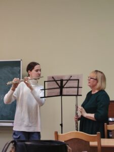 Подробнее о статье ✅В «Гомельском государственном колледже искусств им.Н.Ф.Соколовского», в рамках мероприятий Недели цикловой комиссии «Оркестровые духовые и ударные инструменты» состоялся мастер-класс преподавателя колледжа Пухальской И.А., в котором приняла участие Щукина Мария–уч. Галицкая В.В.