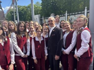 Подробнее о статье Выступление образцового хора «Камертон» с Народным артистом Республики Беларусь Николаем Скориковым.🇧🇾