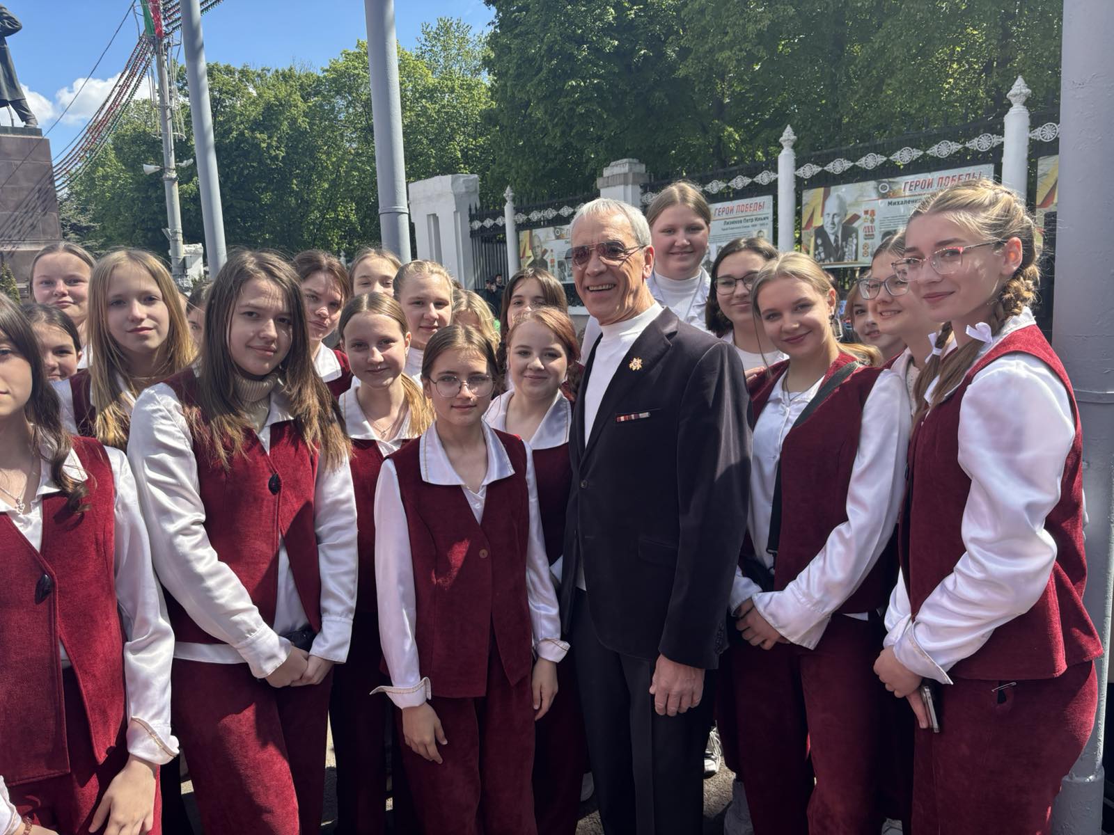 Подробнее о статье Выступление образцового хора «Камертон» с Народным артистом Республики Беларусь Николаем Скориковым.🇧🇾