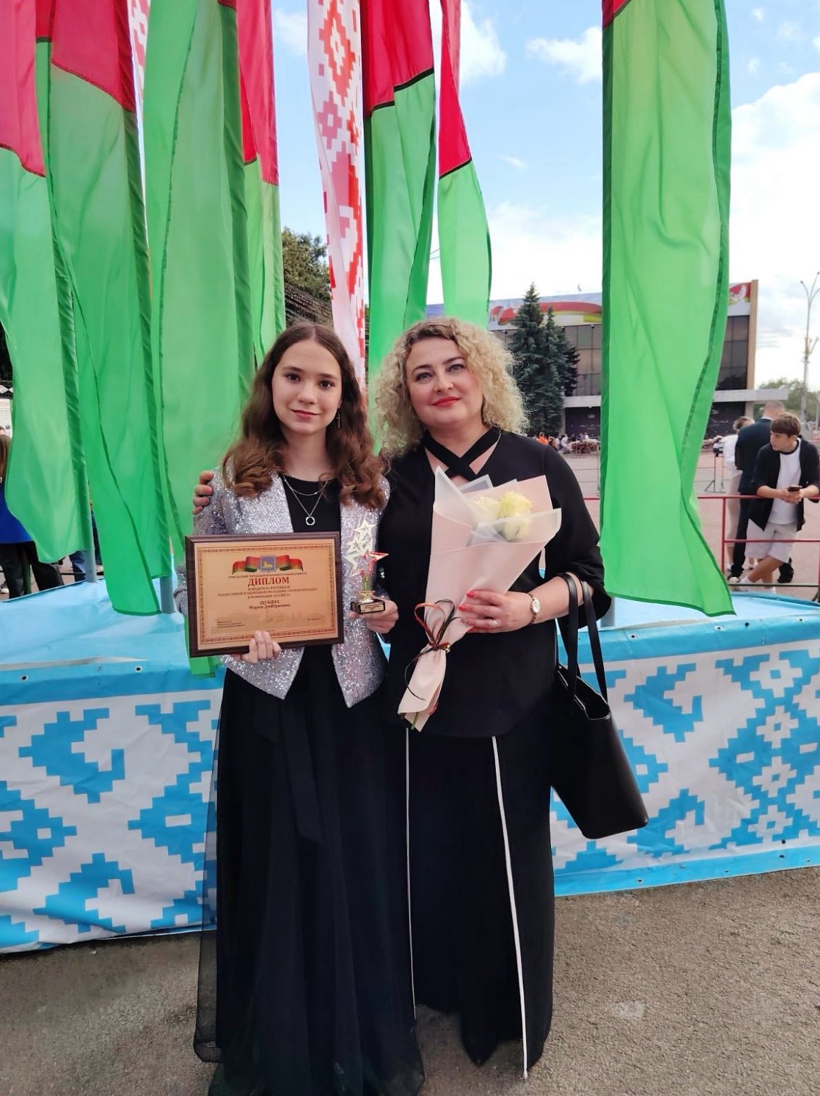 Подробнее о статье В рамках празднования Дня молодежи и студенчества, на главной площади города состоялось награждение талантливой молодежи💐