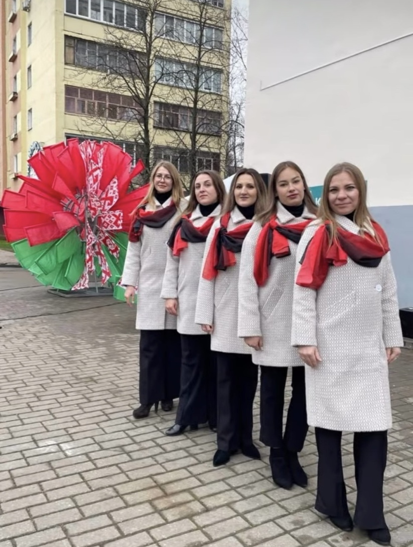 Подробнее о статье Вокальный ансамбль «Визави» на открытии мурала Р.И.Тимофеенко