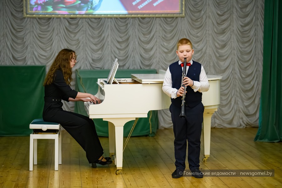 Подробнее о статье ✅ 30 марта, в Белой гостиной дворцово-паркового ансамбля в торжественной обстановке были вручены свидетельства об оказании социальной поддержки Гомельского областного исполнительного комитета талантливой творческой молодежи. Награды стал удостоен ученик нашей школы ХАРЛАП ЯН (кларнет), учитель Левченко Вячеслав Иванович. Поздравляем и гордимся!! 🎉