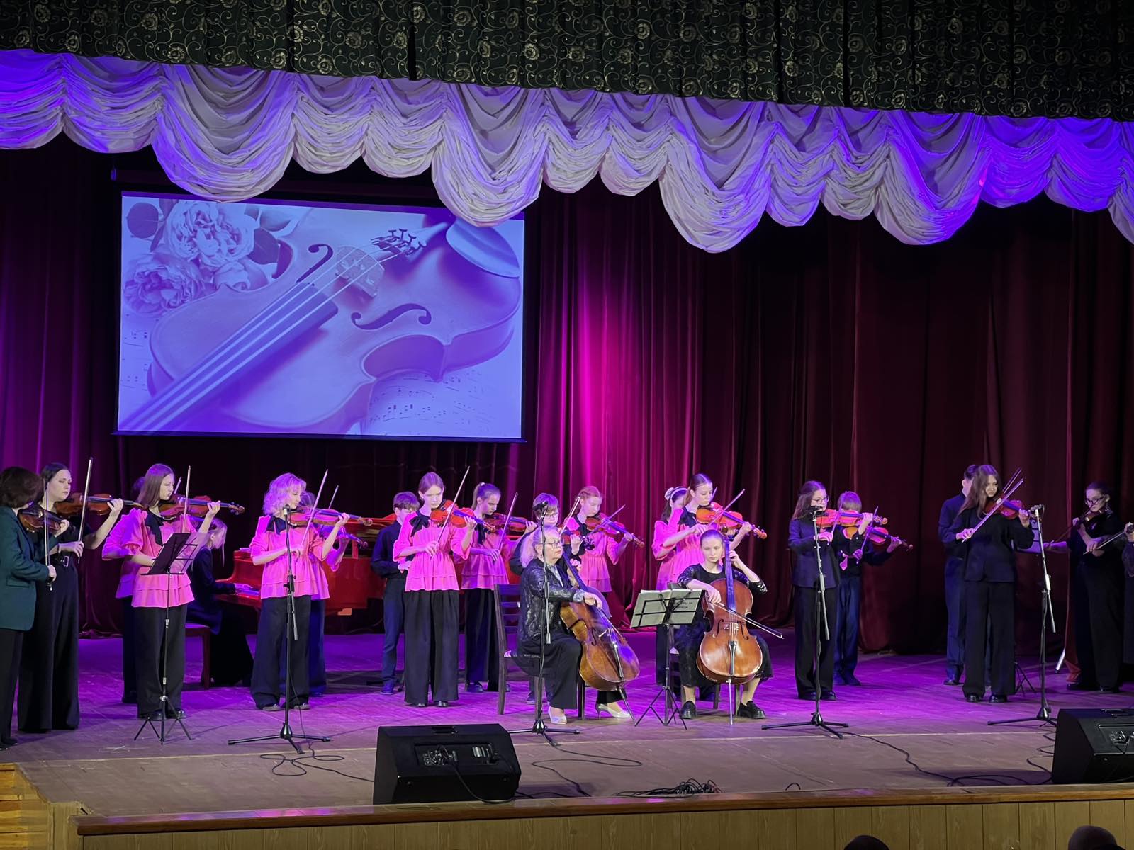 Подробнее о статье 🎼Состоялся отчетный концерт отделения струнных – смычковых инструментов «Скрипки любимой звуки чудесные»🎻