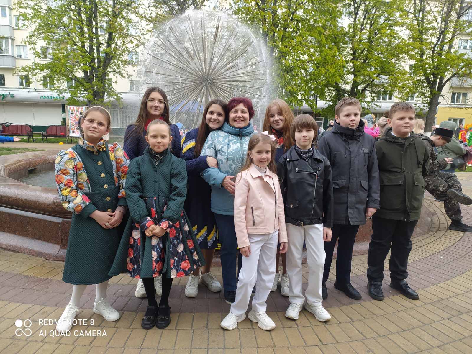 Подробнее о статье 🌷В день праздника, 1 мая, на площади Победы дал концерт в честь запуска фонтана образцовый ансамбль «Вяселка» (рук. О.Н. Шугова).